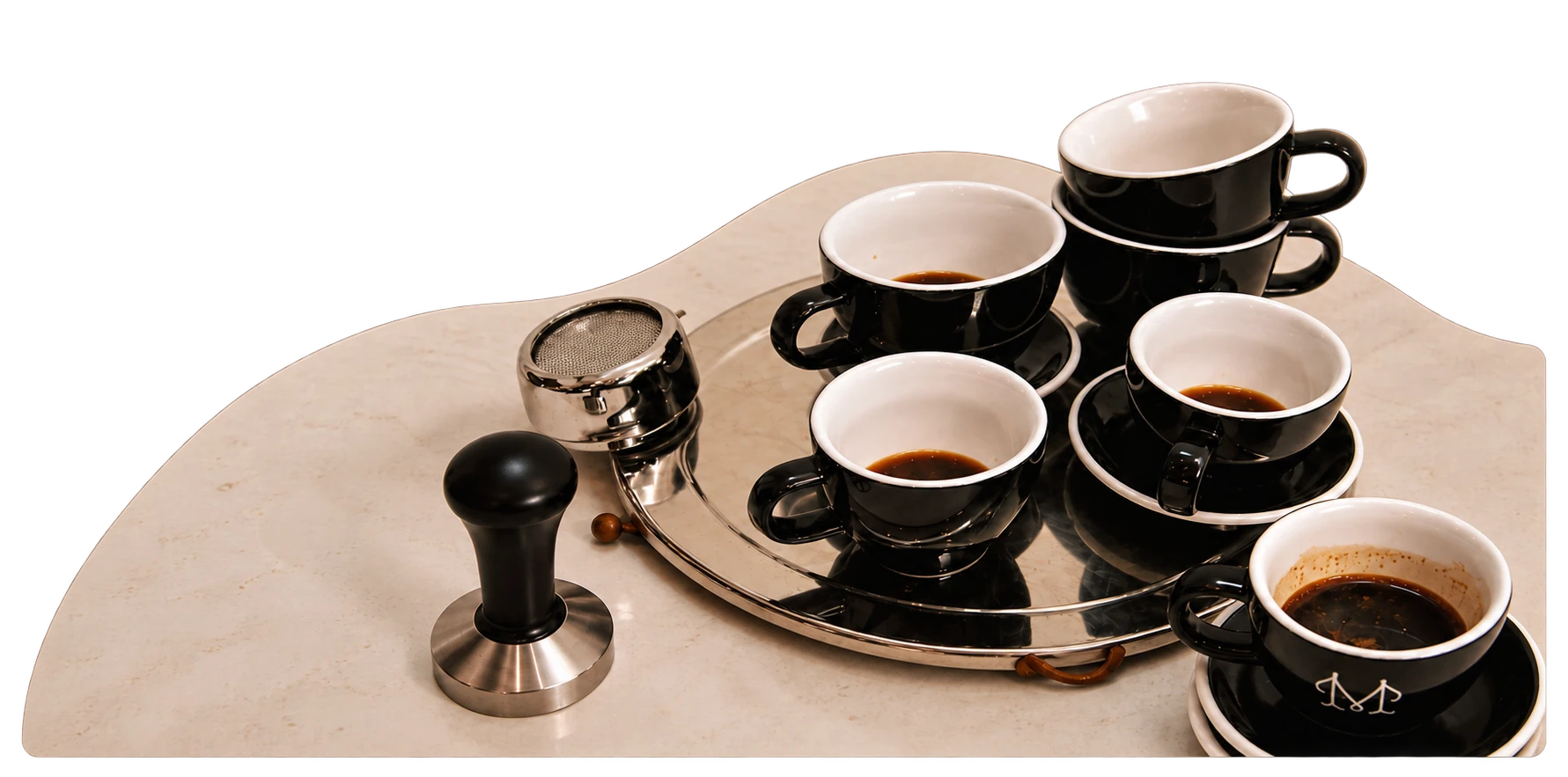 Tazas de espresso Marmi sobre una bandeja plateada