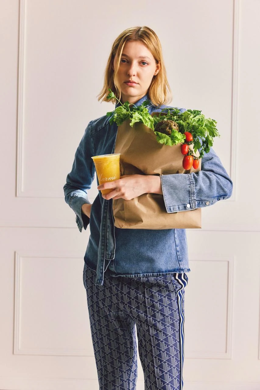 Chica con café Marmi y bolsa de compras